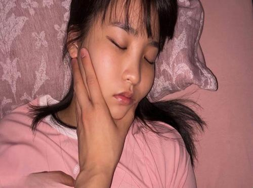 Gece yarısı en yakın arkadaşına tecavüz etmek için gizlice içeri girdi