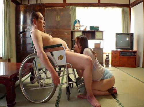 息子は父親の老後の幸せを守るために乳母を雇った