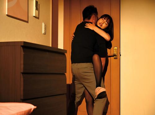 La esposa comete adulterio porque su marido es físicamente débil.