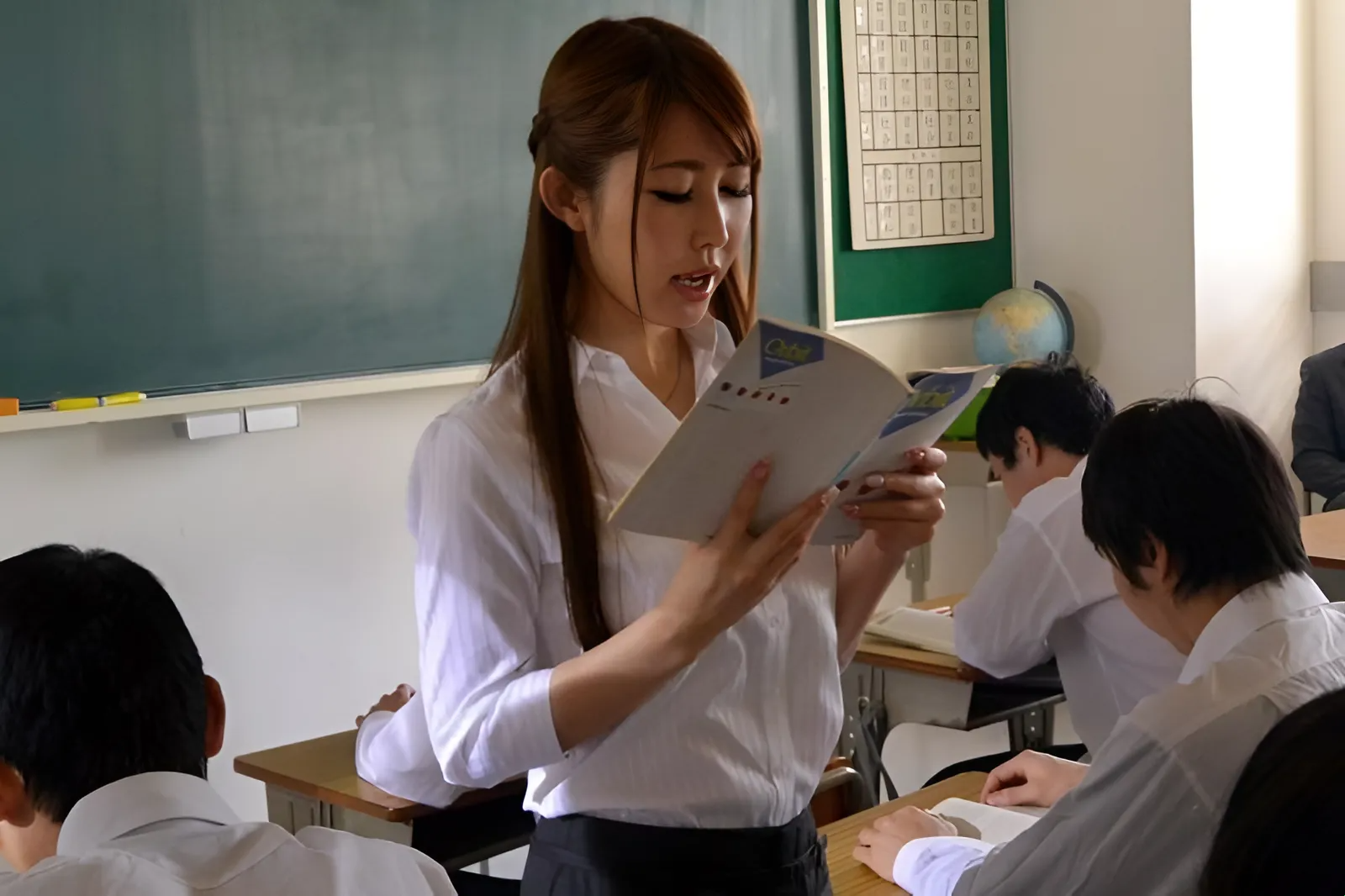 MIDE-098 Violación de la profesora Azumi Kinoshita