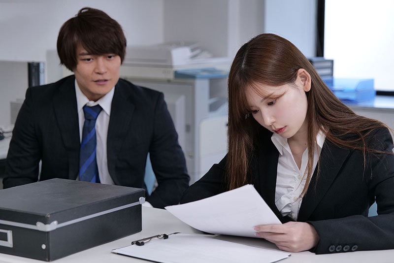 Convidado para foder um colega de trabalho durante horas extras